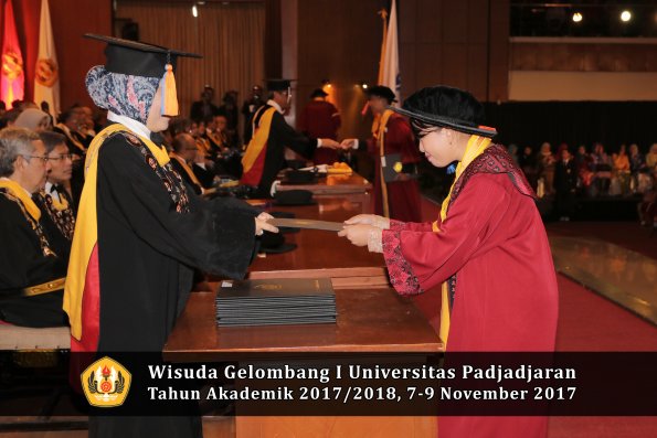 Wisuda Unpad Gel I TA 2017_2018  Fakultas Teknik Geologi Oleh Dekan 075