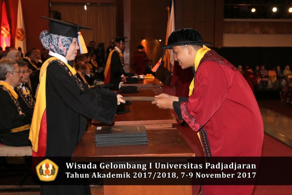 Wisuda Unpad Gel I TA 2017_2018  Fakultas Teknik Geologi Oleh Dekan 076