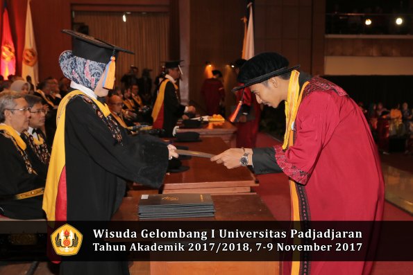Wisuda Unpad Gel I TA 2017_2018  Fakultas Teknik Geologi Oleh Dekan 079