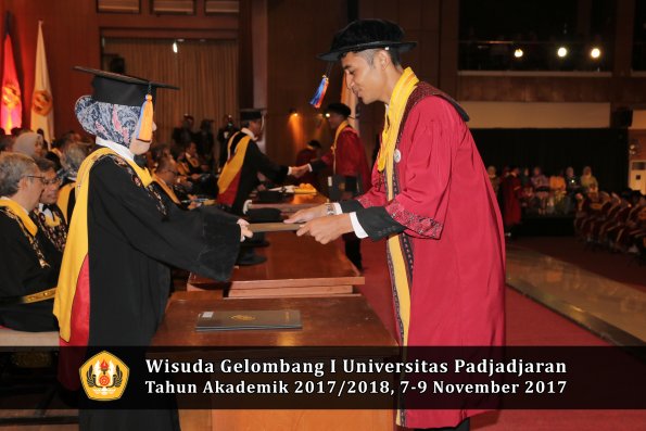 Wisuda Unpad Gel I TA 2017_2018  Fakultas Teknik Geologi Oleh Dekan 087