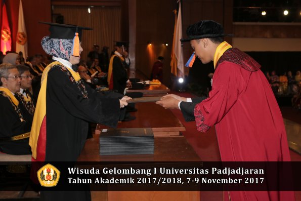 Wisuda Unpad Gel I TA 2017_2018  Fakultas Teknik Geologi Oleh Dekan 090