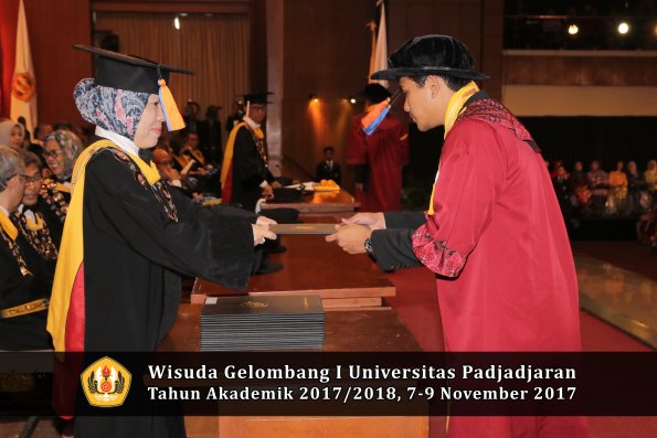 Wisuda Unpad Gel I TA 2017_2018  Fakultas Teknik Geologi Oleh Dekan 092