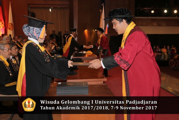 Wisuda Unpad Gel I TA 2017_2018  Fakultas Teknik Geologi Oleh Dekan 094