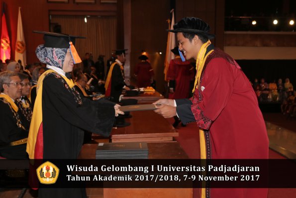 Wisuda Unpad Gel I TA 2017_2018  Fakultas Teknik Geologi Oleh Dekan 098