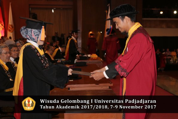 Wisuda Unpad Gel I TA 2017_2018  Fakultas Teknik Geologi Oleh Dekan 108