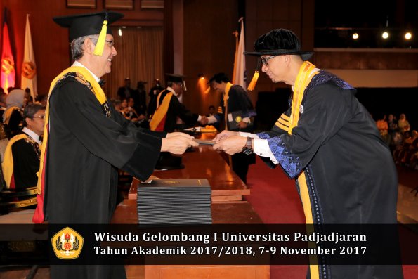 Wisuda Unpad Gel I TA 2017_2018  Fakultas Ekonomi Dan Bisnis oleh Dekan 002