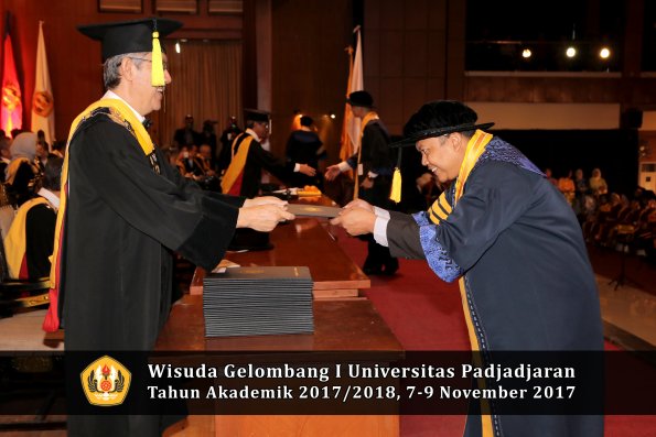 Wisuda Unpad Gel I TA 2017_2018  Fakultas Ekonomi Dan Bisnis oleh Dekan 003