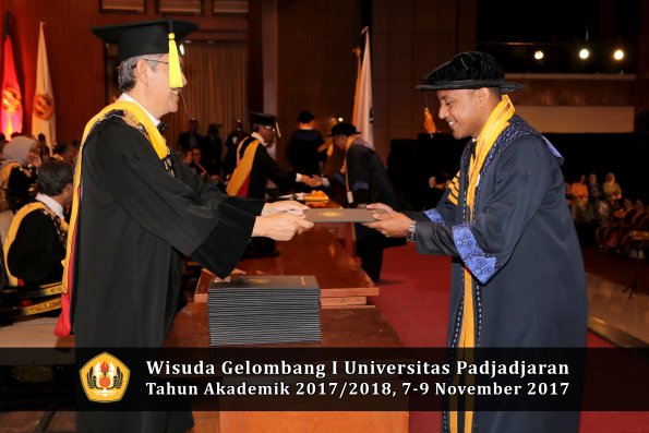 Wisuda Unpad Gel I TA 2017_2018  Fakultas Ekonomi Dan Bisnis oleh Dekan 004