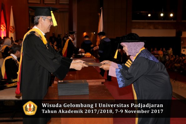Wisuda Unpad Gel I TA 2017_2018  Fakultas Ekonomi Dan Bisnis oleh Dekan 011