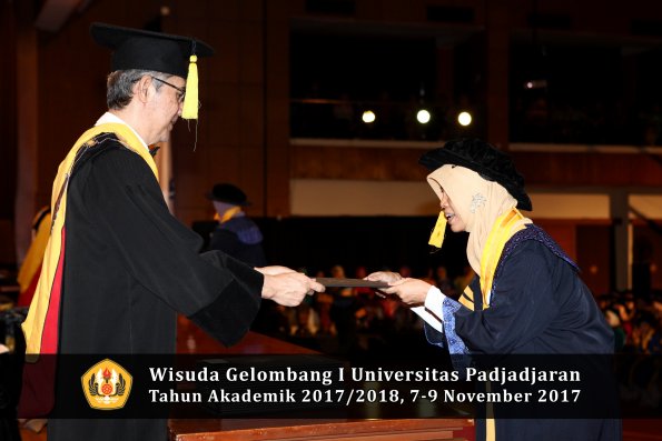 Wisuda Unpad Gel I TA 2017_2018  Fakultas Ekonomi Dan Bisnis oleh Dekan 013