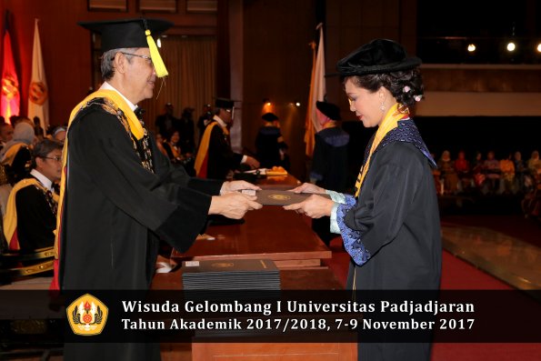 Wisuda Unpad Gel I TA 2017_2018  Fakultas Ekonomi Dan Bisnis oleh Dekan 015