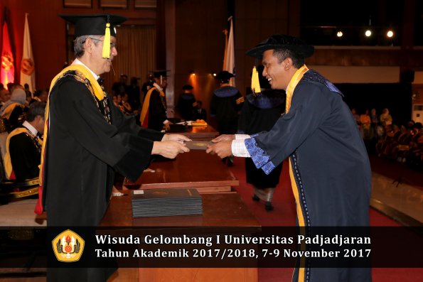 Wisuda Unpad Gel I TA 2017_2018  Fakultas Ekonomi Dan Bisnis oleh Dekan 017