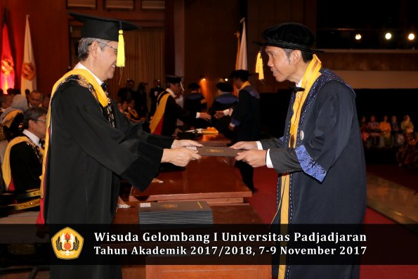Wisuda Unpad Gel I TA 2017_2018  Fakultas Ekonomi Dan Bisnis oleh Dekan 018