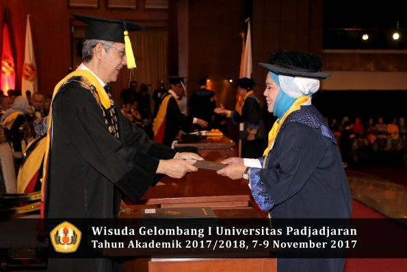 Wisuda Unpad Gel I TA 2017_2018  Fakultas Ekonomi Dan Bisnis oleh Dekan 020