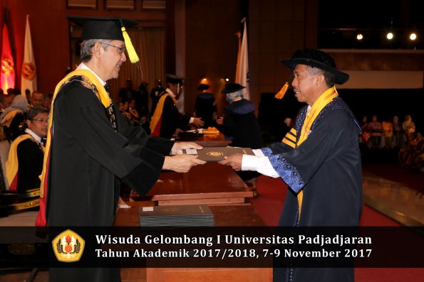Wisuda Unpad Gel I TA 2017_2018  Fakultas Ekonomi Dan Bisnis oleh Dekan 021