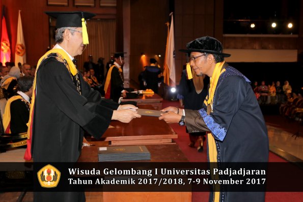 Wisuda Unpad Gel I TA 2017_2018  Fakultas Ekonomi Dan Bisnis oleh Dekan 023