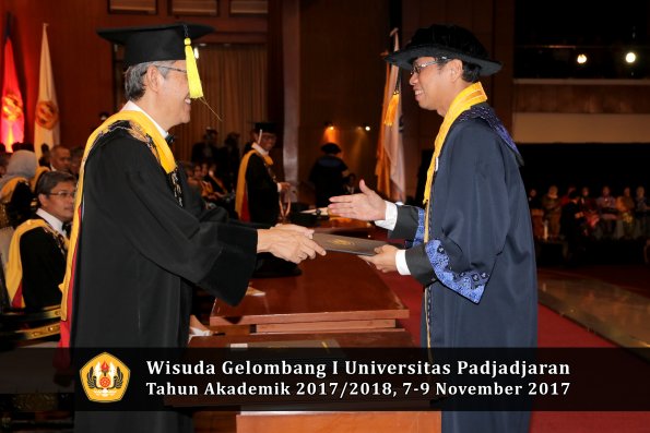 Wisuda Unpad Gel I TA 2017_2018  Fakultas Ekonomi Dan Bisnis oleh Dekan 025