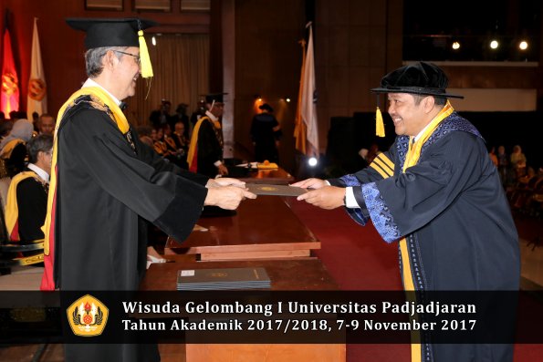 Wisuda Unpad Gel I TA 2017_2018  Fakultas Ekonomi Dan Bisnis oleh Dekan 026