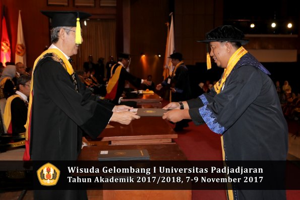 Wisuda Unpad Gel I TA 2017_2018  Fakultas Ekonomi Dan Bisnis oleh Dekan 027
