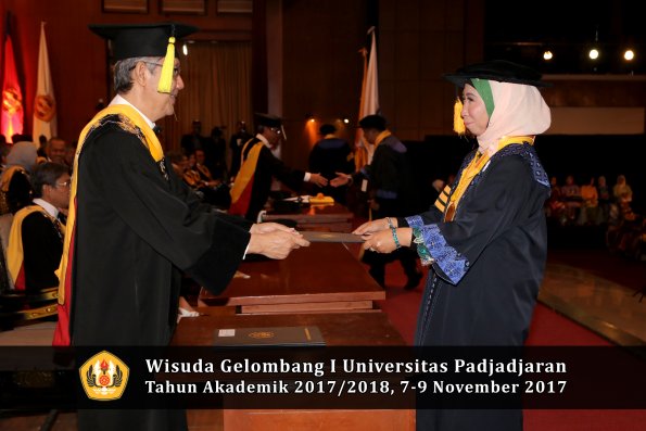 Wisuda Unpad Gel I TA 2017_2018  Fakultas Ekonomi Dan Bisnis oleh Dekan 028