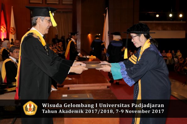 Wisuda Unpad Gel I TA 2017_2018  Fakultas Ekonomi Dan Bisnis oleh Dekan 029
