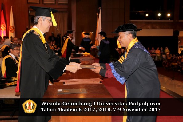 Wisuda Unpad Gel I TA 2017_2018  Fakultas Ekonomi Dan Bisnis oleh Dekan 030