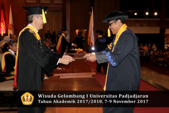 Wisuda Unpad Gel I TA 2017_2018  Fakultas Ekonomi Dan Bisnis oleh Dekan 031