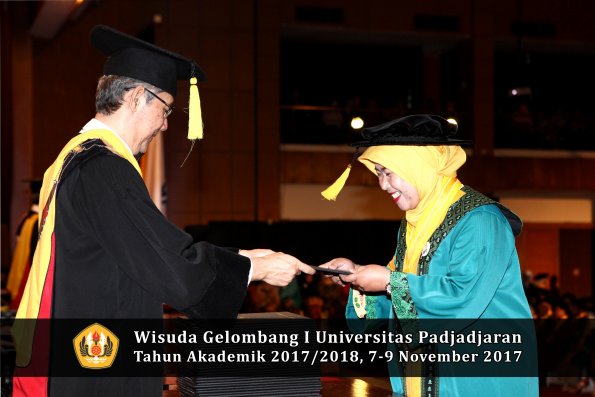 Wisuda Unpad Gel I TA 2017_2018  Fakultas Ekonomi Dan Bisnis oleh Dekan 032