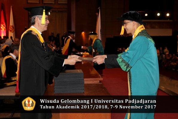 Wisuda Unpad Gel I TA 2017_2018  Fakultas Ekonomi Dan Bisnis oleh Dekan 033