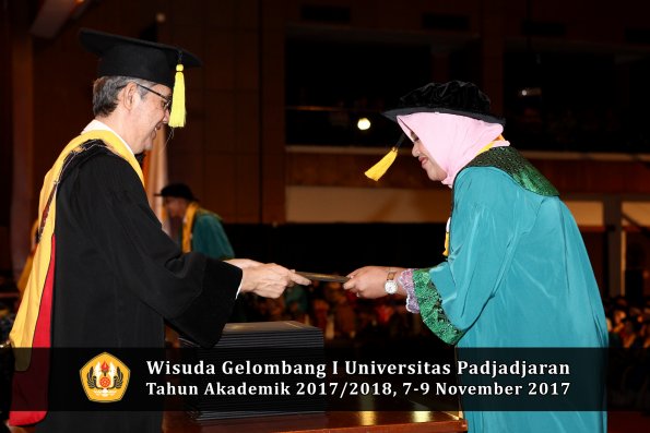 Wisuda Unpad Gel I TA 2017_2018  Fakultas Ekonomi Dan Bisnis oleh Dekan 034