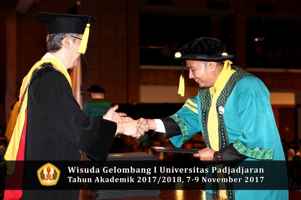 Wisuda Unpad Gel I TA 2017_2018  Fakultas Ekonomi Dan Bisnis oleh Dekan 035