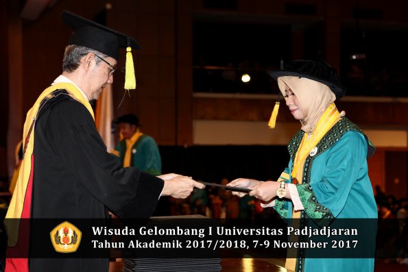 Wisuda Unpad Gel I TA 2017_2018  Fakultas Ekonomi Dan Bisnis oleh Dekan 036