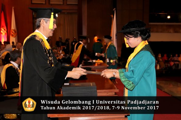 Wisuda Unpad Gel I TA 2017_2018  Fakultas Ekonomi Dan Bisnis oleh Dekan 037