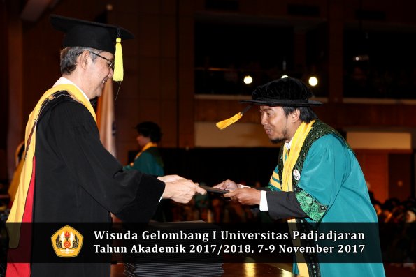 Wisuda Unpad Gel I TA 2017_2018  Fakultas Ekonomi Dan Bisnis oleh Dekan 038