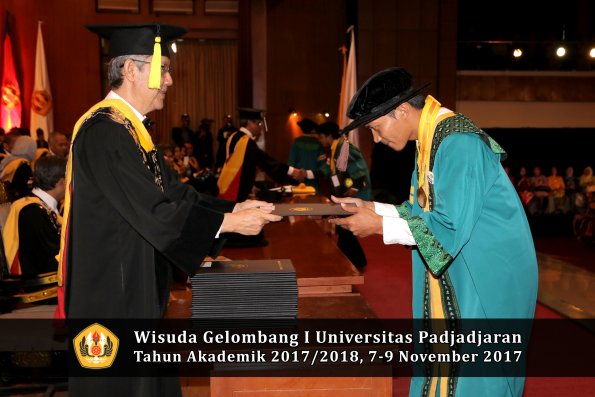 Wisuda Unpad Gel I TA 2017_2018  Fakultas Ekonomi Dan Bisnis oleh Dekan 039
