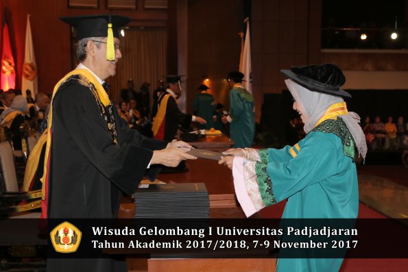 Wisuda Unpad Gel I TA 2017_2018  Fakultas Ekonomi Dan Bisnis oleh Dekan 040