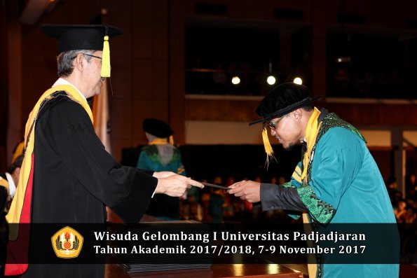 Wisuda Unpad Gel I TA 2017_2018  Fakultas Ekonomi Dan Bisnis oleh Dekan 041