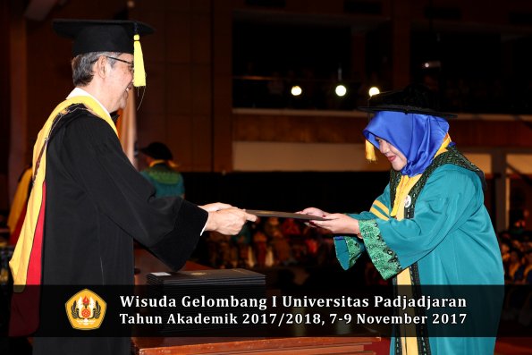 Wisuda Unpad Gel I TA 2017_2018  Fakultas Ekonomi Dan Bisnis oleh Dekan 042