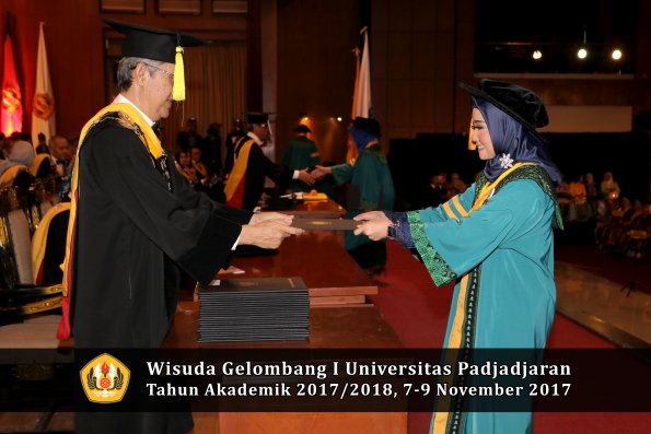 Wisuda Unpad Gel I TA 2017_2018  Fakultas Ekonomi Dan Bisnis oleh Dekan 043