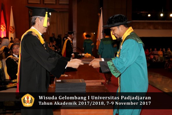 Wisuda Unpad Gel I TA 2017_2018  Fakultas Ekonomi Dan Bisnis oleh Dekan 046