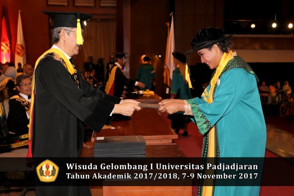 Wisuda Unpad Gel I TA 2017_2018  Fakultas Ekonomi Dan Bisnis oleh Dekan 048