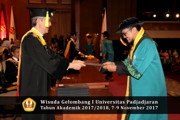 Wisuda Unpad Gel I TA 2017_2018  Fakultas Ekonomi Dan Bisnis oleh Dekan 049