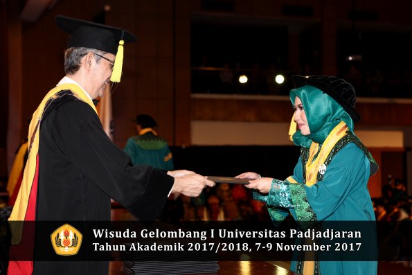 Wisuda Unpad Gel I TA 2017_2018  Fakultas Ekonomi Dan Bisnis oleh Dekan 050