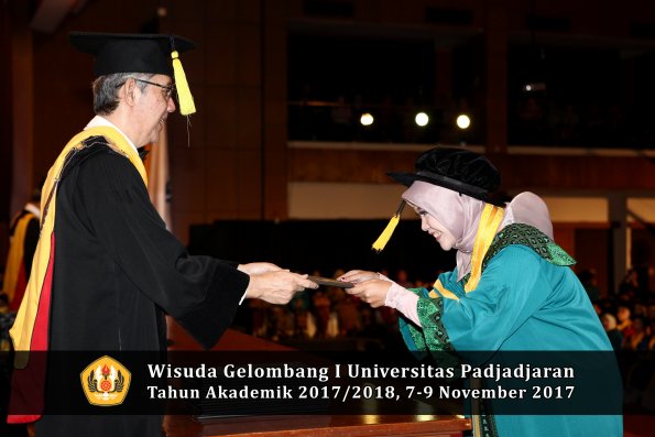 Wisuda Unpad Gel I TA 2017_2018  Fakultas Ekonomi Dan Bisnis oleh Dekan 051
