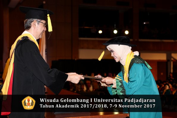 Wisuda Unpad Gel I TA 2017_2018  Fakultas Ekonomi Dan Bisnis oleh Dekan 052