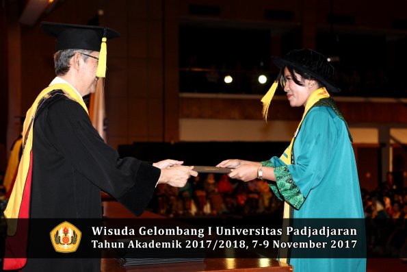Wisuda Unpad Gel I TA 2017_2018  Fakultas Ekonomi Dan Bisnis oleh Dekan 054