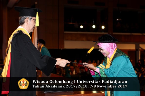 Wisuda Unpad Gel I TA 2017_2018  Fakultas Ekonomi Dan Bisnis oleh Dekan 055