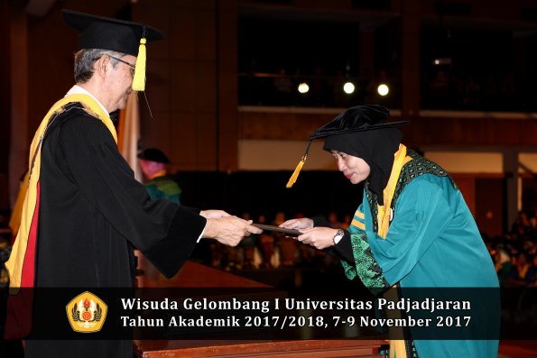 Wisuda Unpad Gel I TA 2017_2018  Fakultas Ekonomi Dan Bisnis oleh Dekan 056