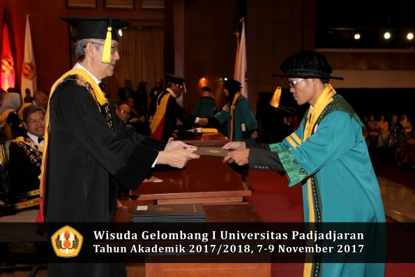 Wisuda Unpad Gel I TA 2017_2018  Fakultas Ekonomi Dan Bisnis oleh Dekan 057