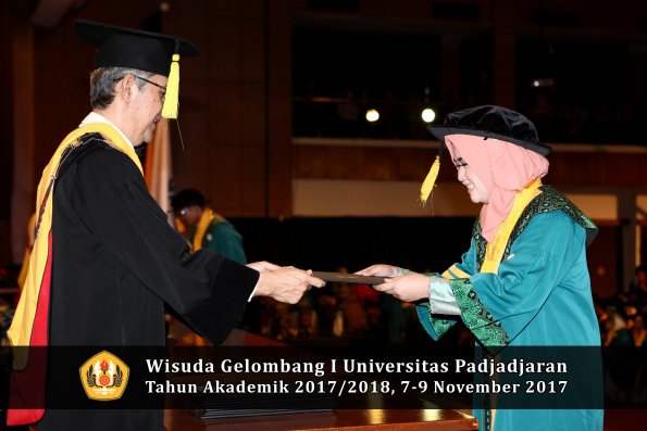 Wisuda Unpad Gel I TA 2017_2018  Fakultas Ekonomi Dan Bisnis oleh Dekan 058